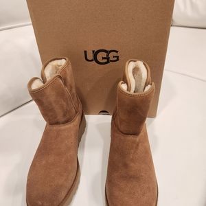 Boot UGG new size 7 1/2 beige